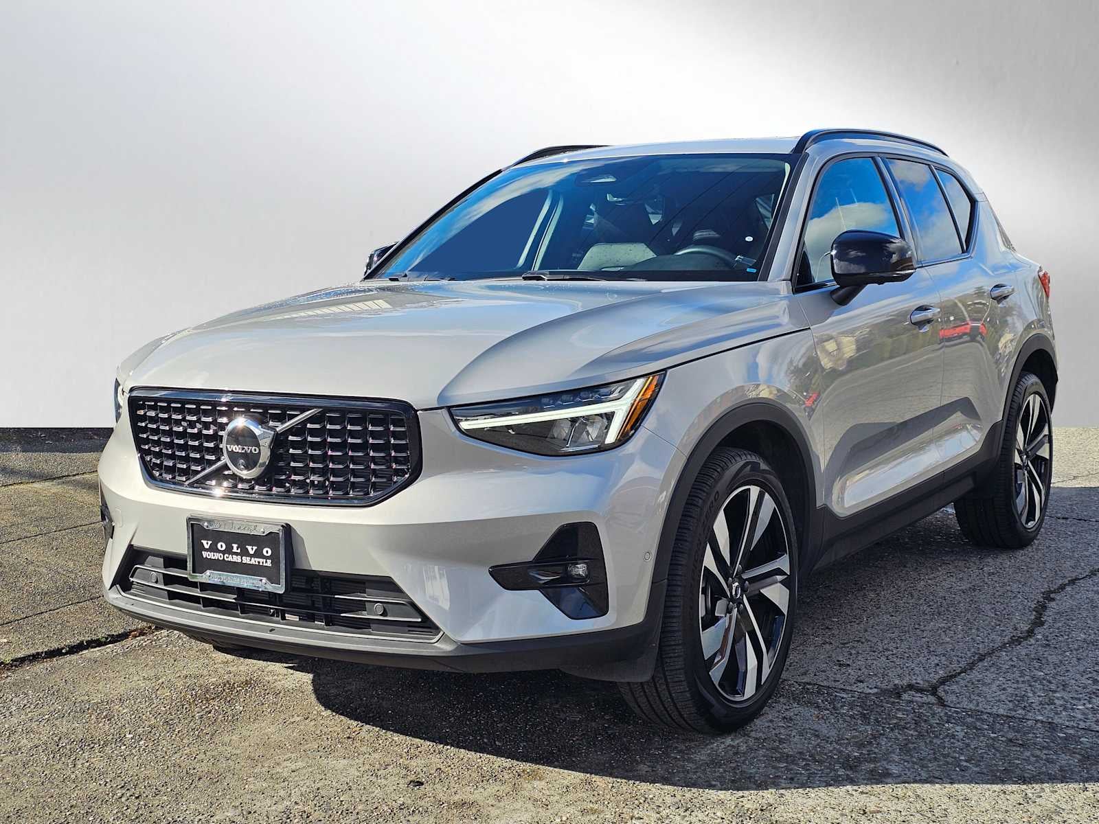 2025 Volvo XC40 Plus Dark Theme