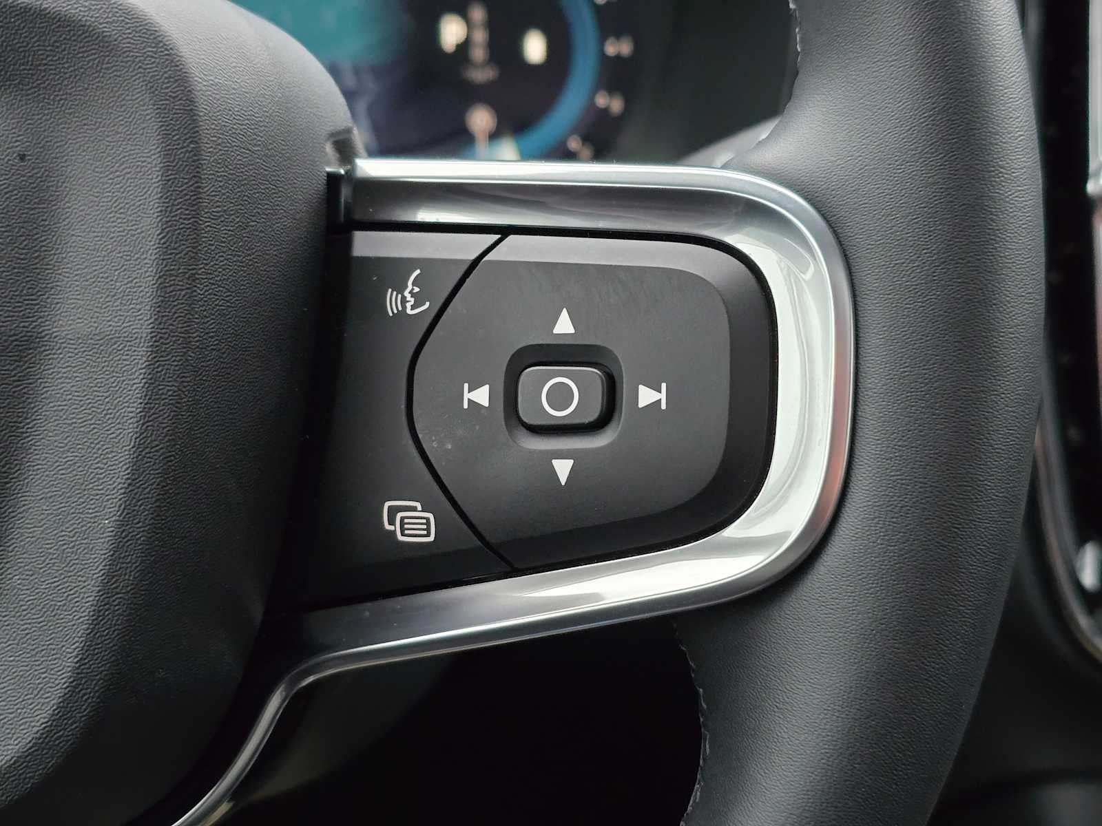 2025 Volvo XC40 Plus Bright Theme