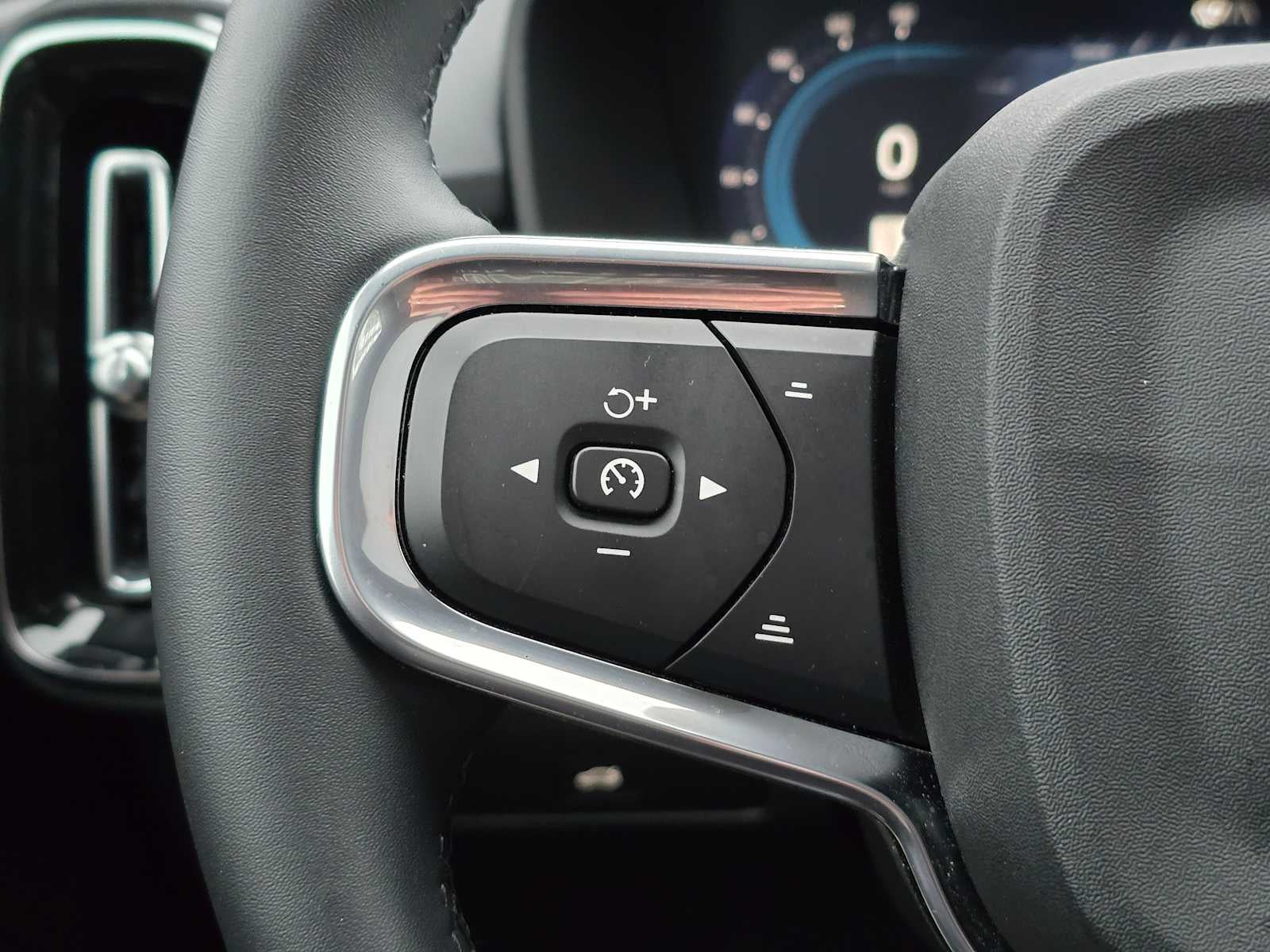 2025 Volvo XC40 Plus Bright Theme