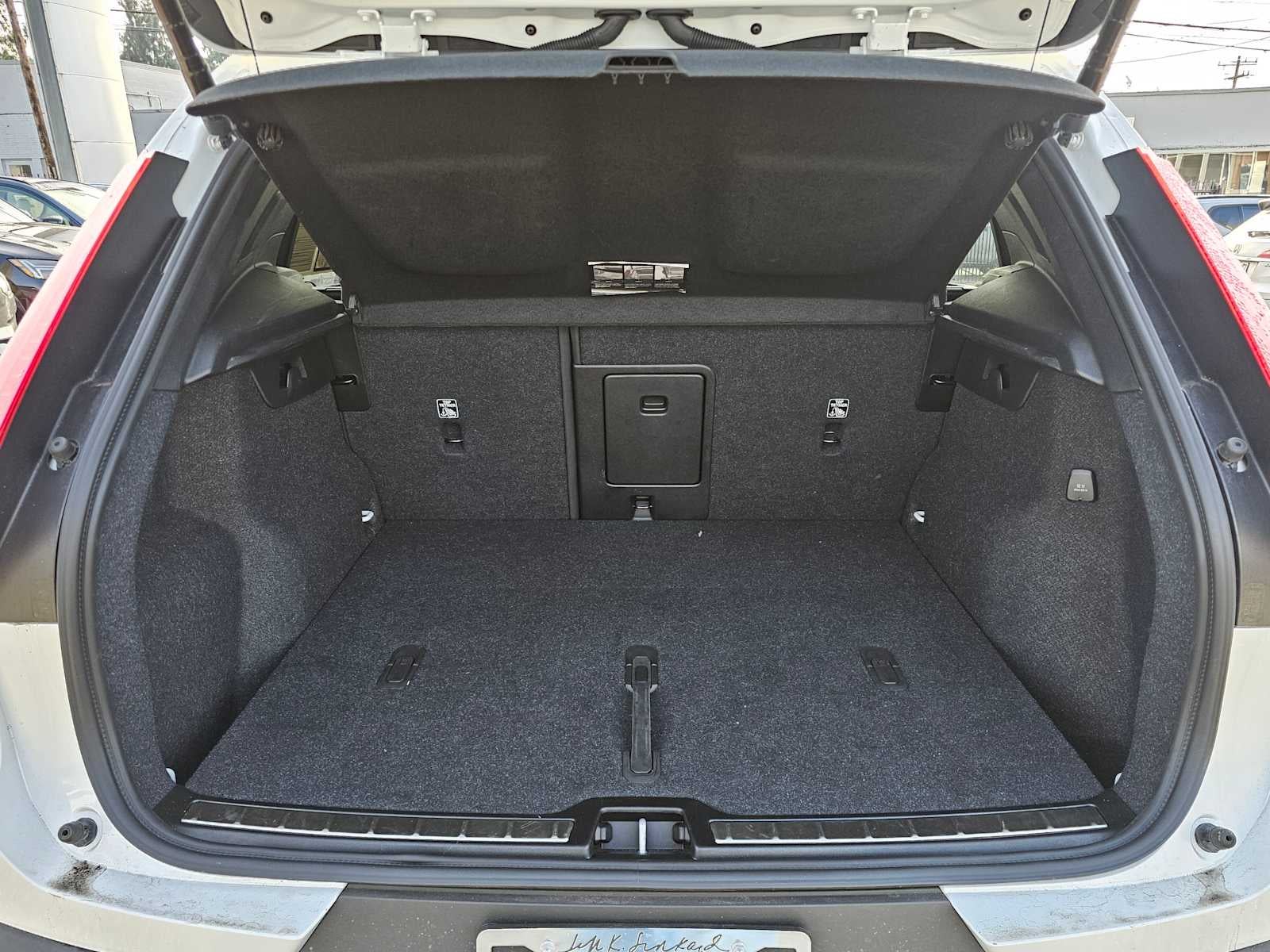 2024 Volvo XC40 Plus Bright Theme