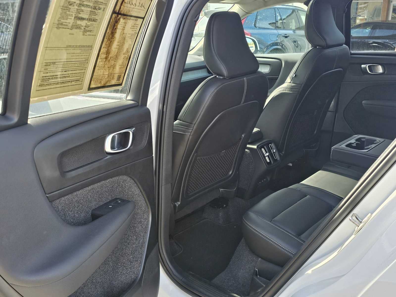 2024 Volvo XC40 Plus Bright Theme