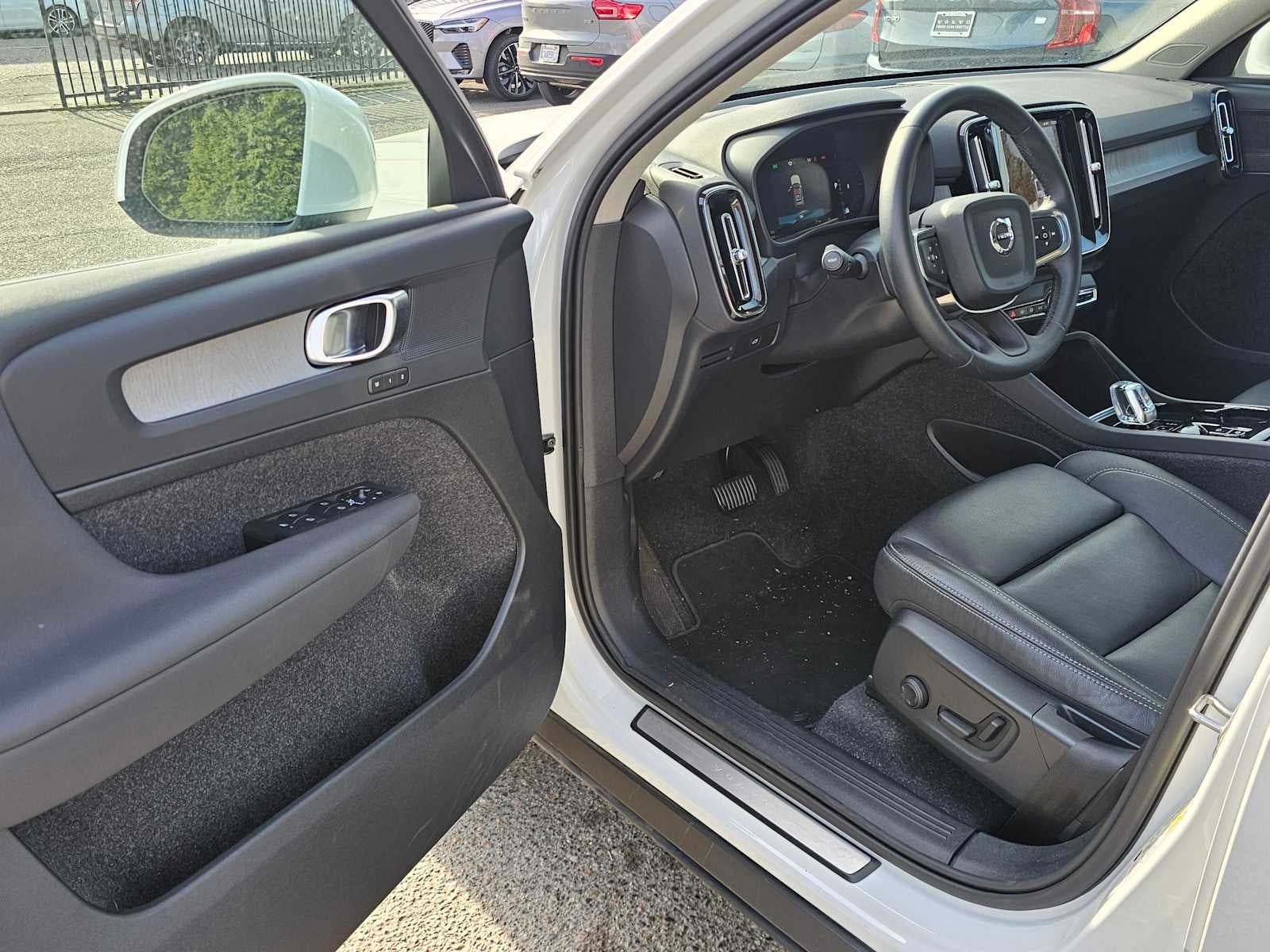 2024 Volvo XC40 Plus Bright Theme