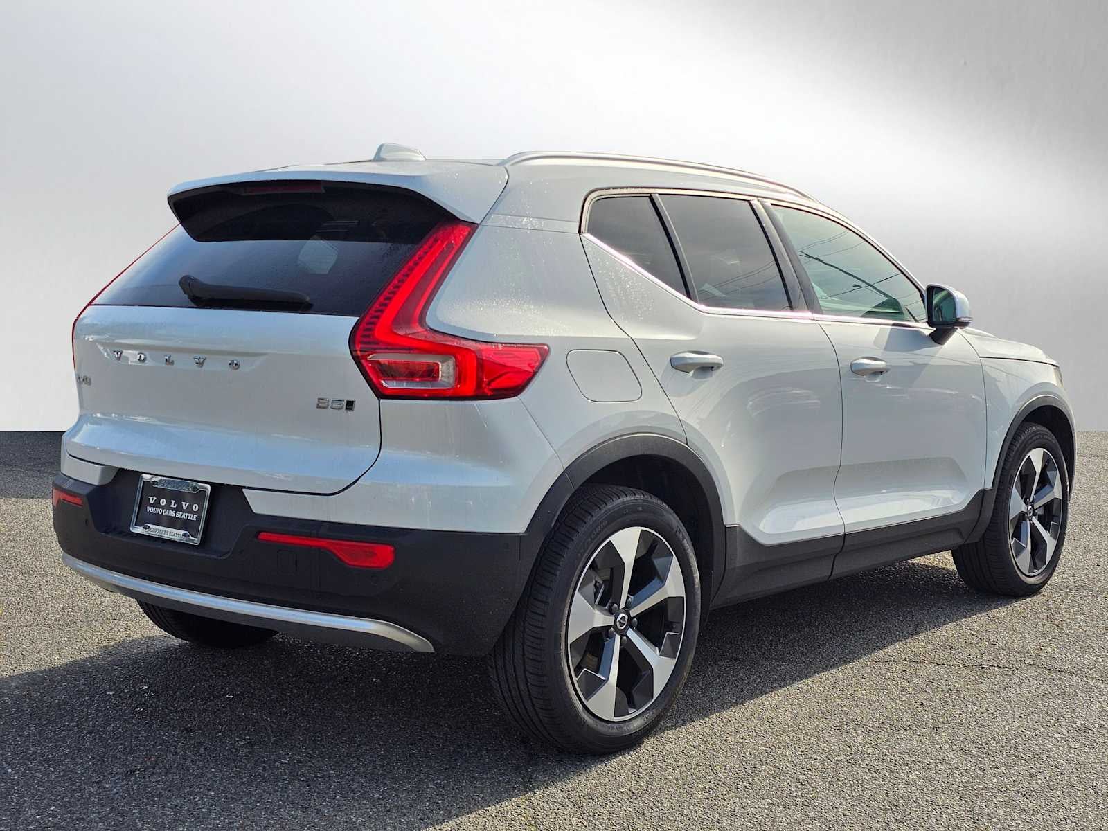 2024 Volvo XC40 Plus Bright Theme