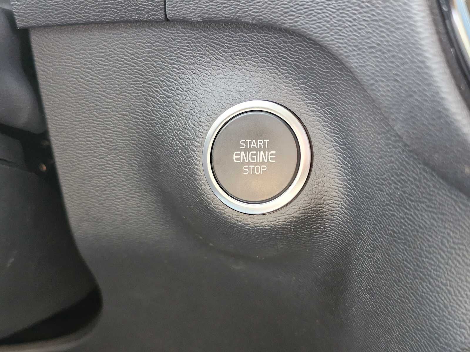 2024 Volvo XC40 Plus Bright Theme