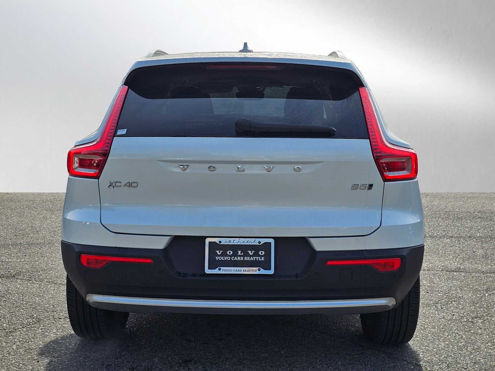 2024 Volvo XC40 Plus Bright Theme