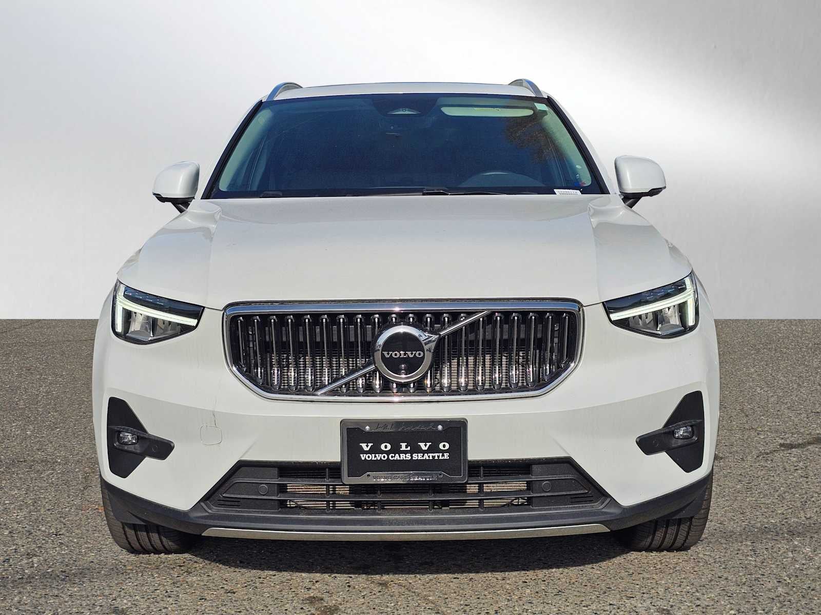 2024 Volvo XC40 Plus Bright Theme