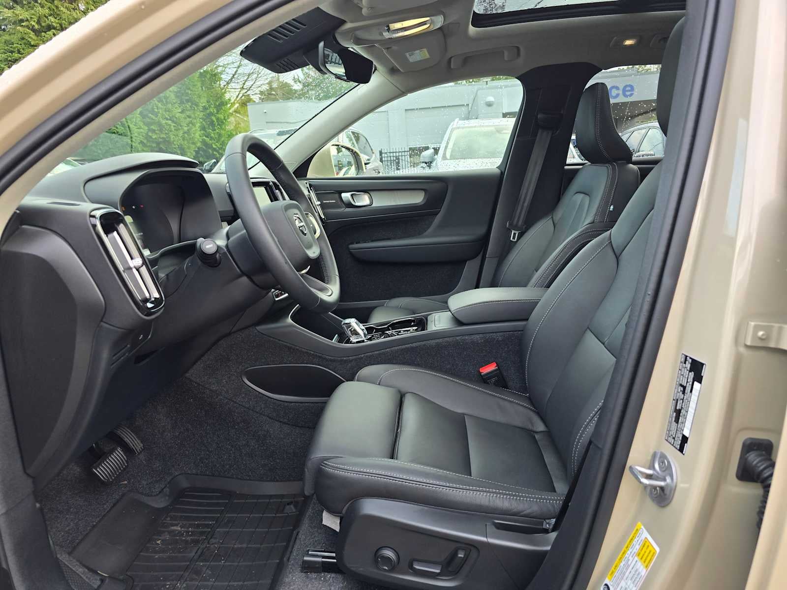 2025 Volvo XC40 Plus Bright Theme