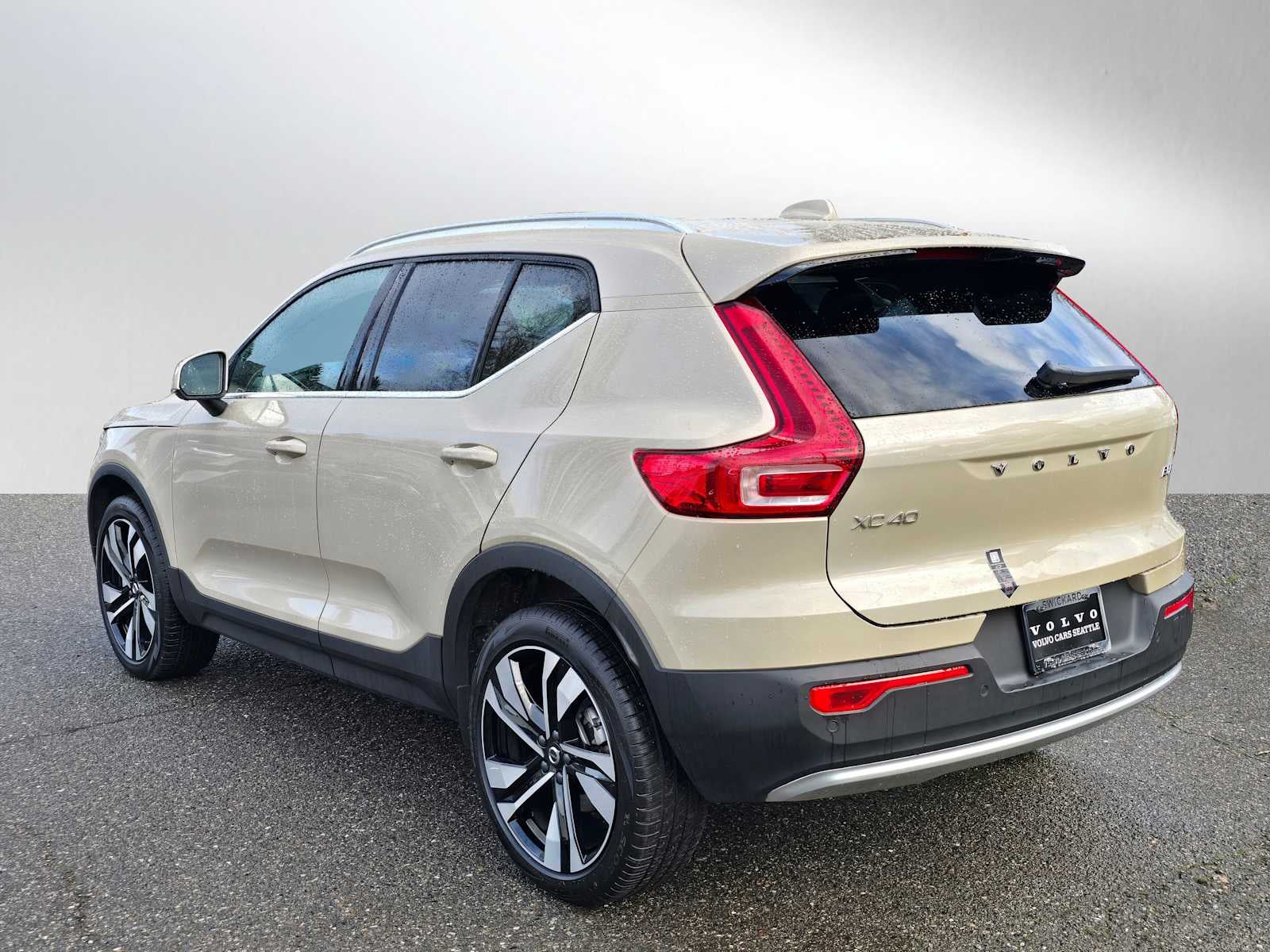 2025 Volvo XC40 Plus Bright Theme