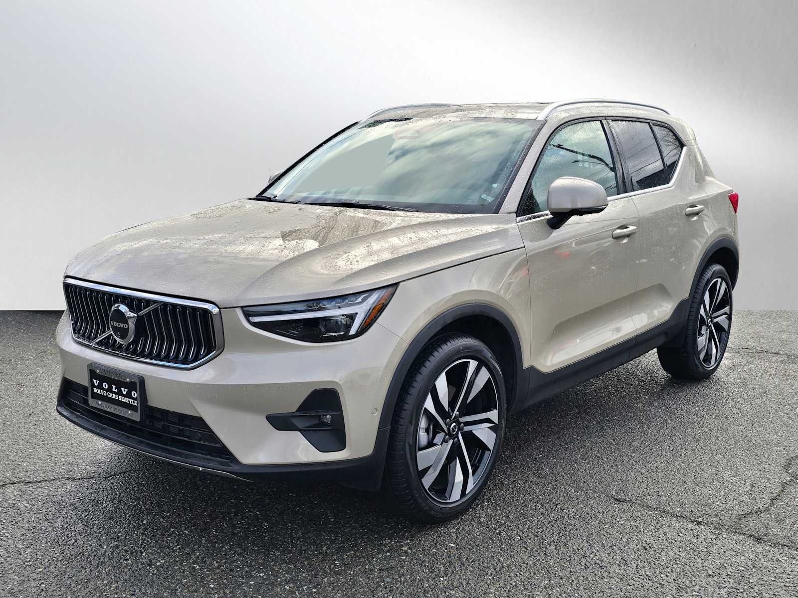 2025 Volvo XC40 Plus Bright Theme