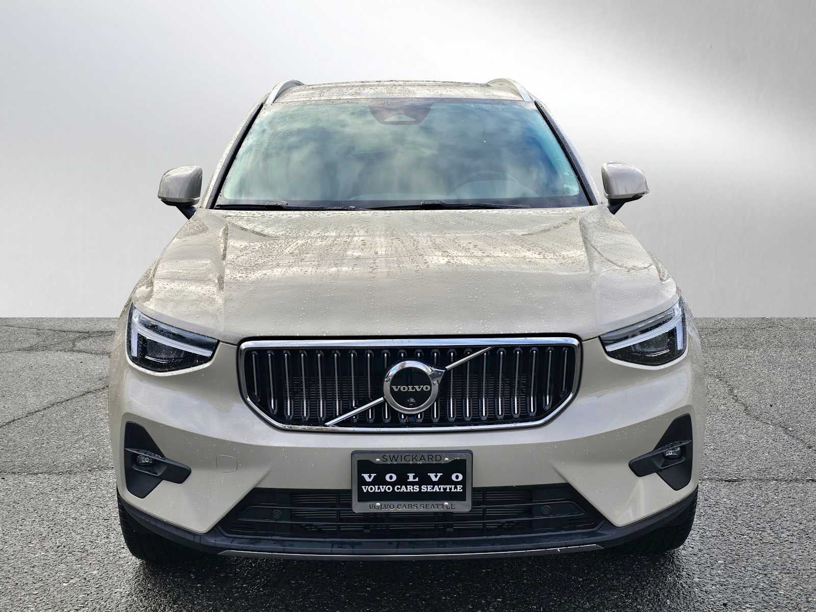 2025 Volvo XC40 Plus Bright Theme