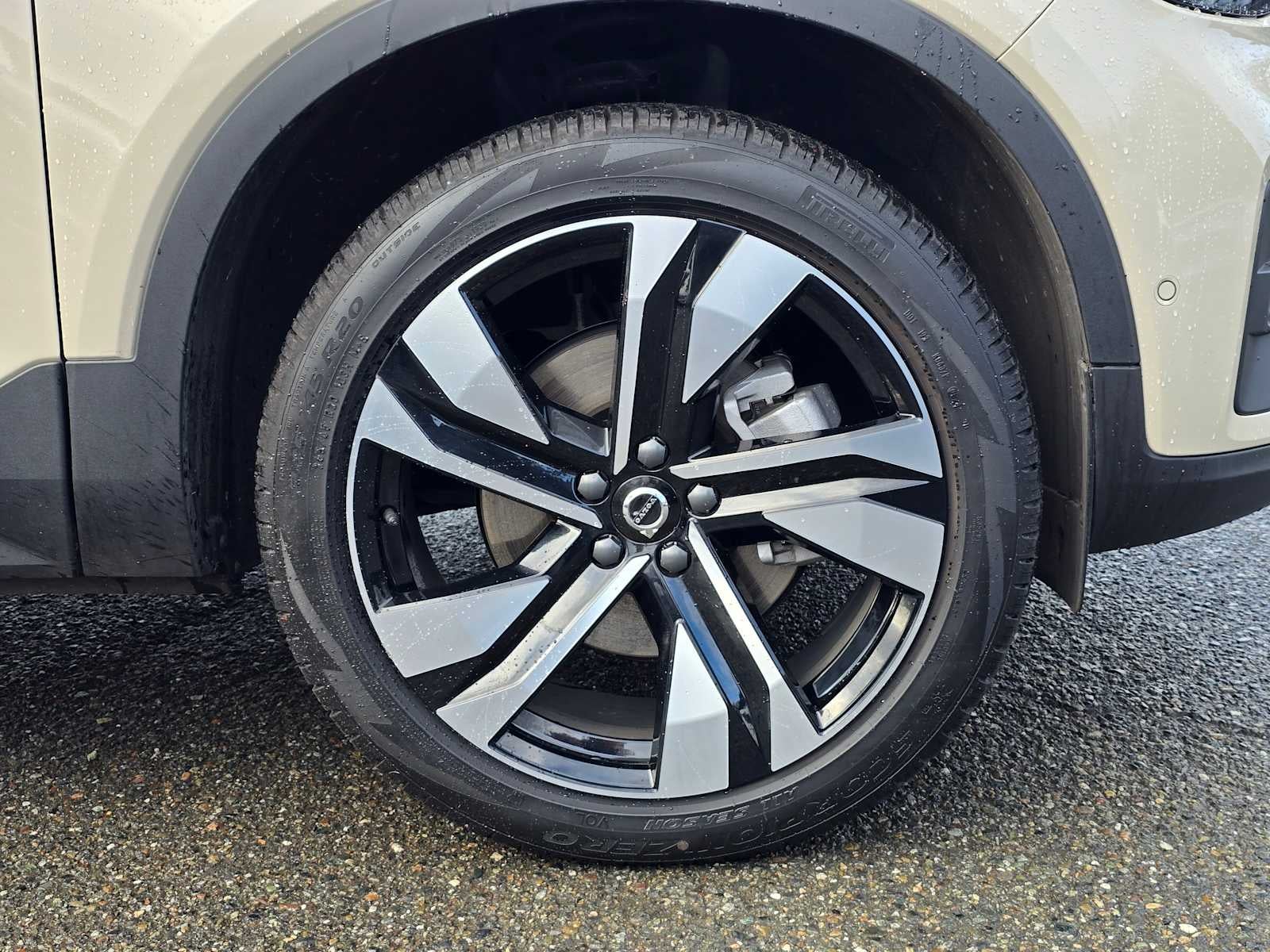 2025 Volvo XC40 Plus Bright Theme