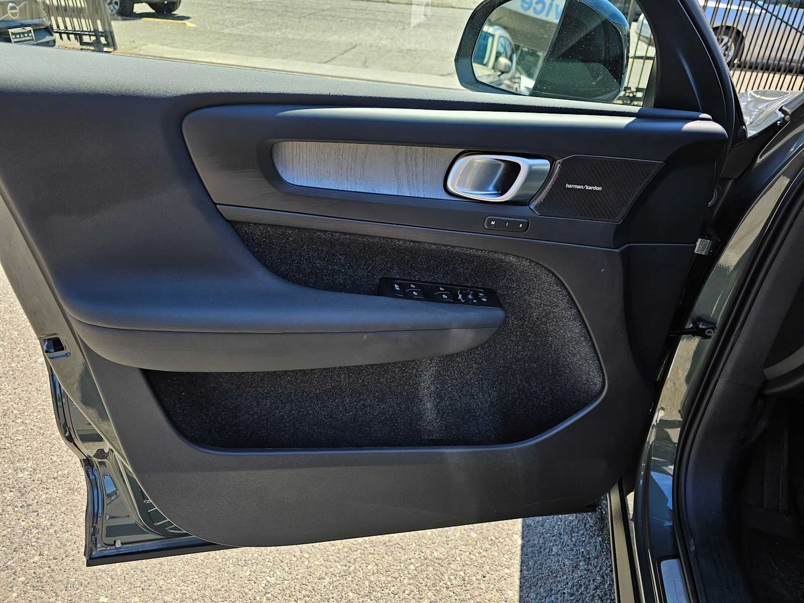 2024 Volvo XC40 Ultimate Bright Theme