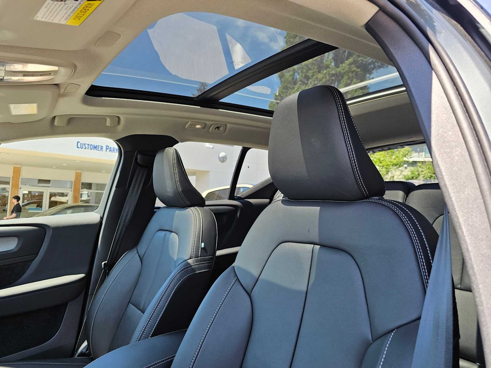 2024 Volvo XC40 Ultimate Bright Theme