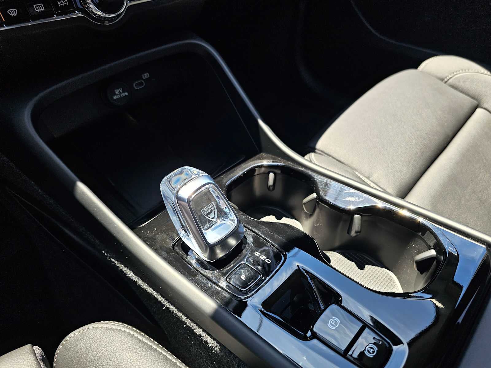 2024 Volvo XC40 Ultimate Bright Theme