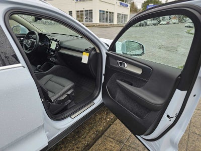2025 Volvo XC40 Core Bright Theme
