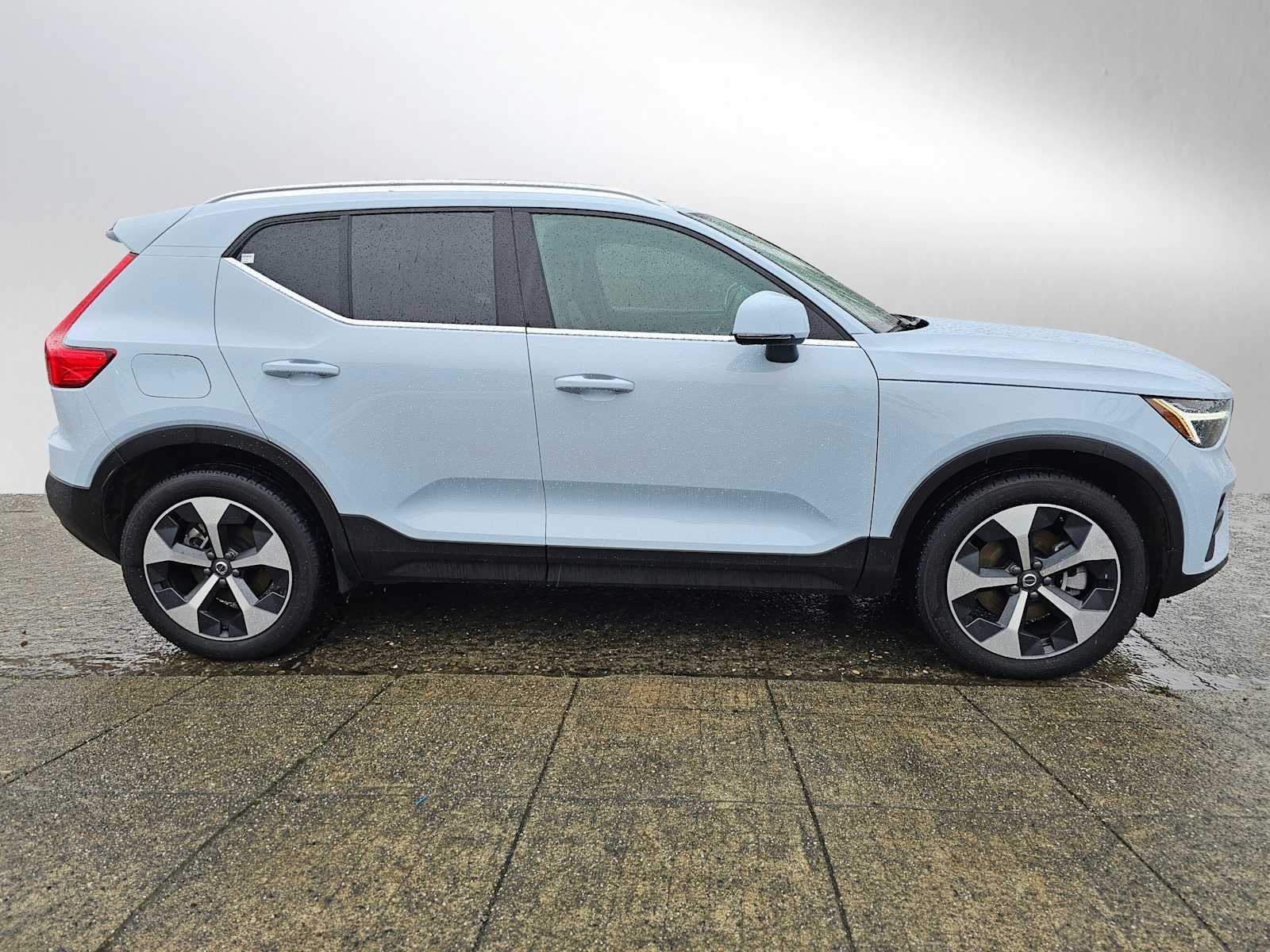 2025 Volvo XC40 Core Bright Theme