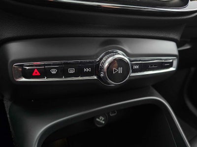 2025 Volvo XC40 Core Bright Theme