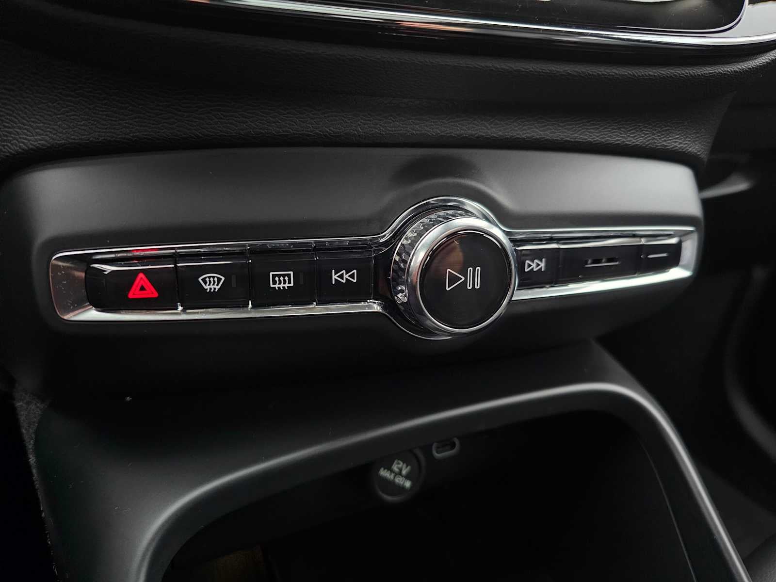 2025 Volvo XC40 Core Bright Theme