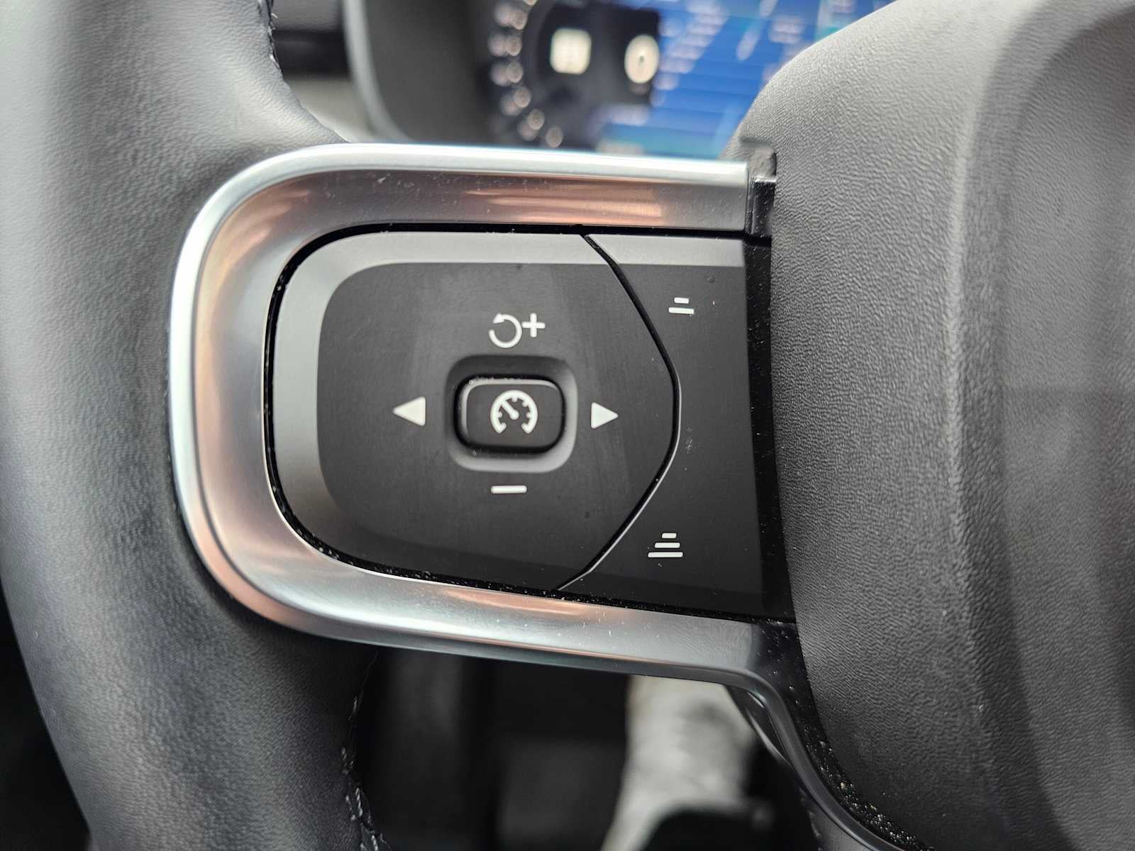 2025 Volvo XC40 Core Bright Theme