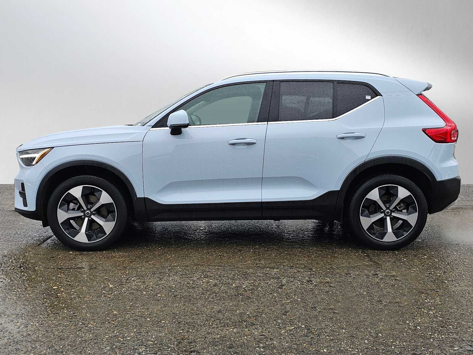 2025 Volvo XC40 Core Bright Theme