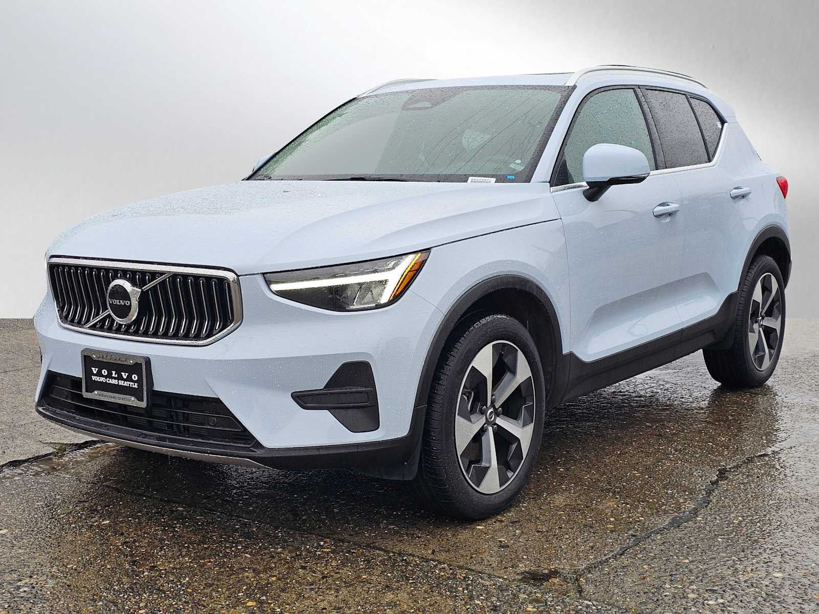 2025 Volvo XC40 Core Bright Theme