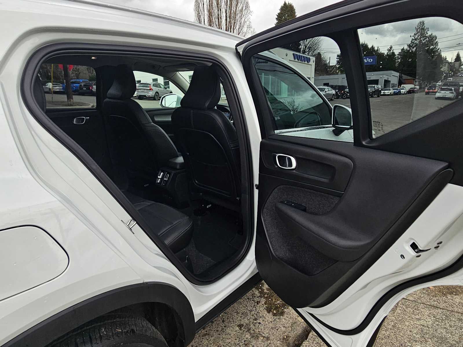 2025 Volvo XC40 Core Bright Theme