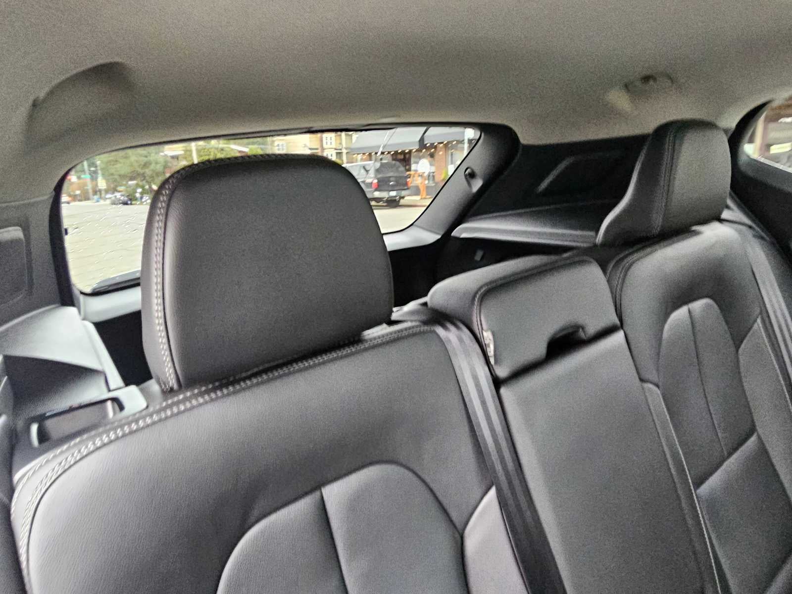 2025 Volvo XC40 Core Bright Theme