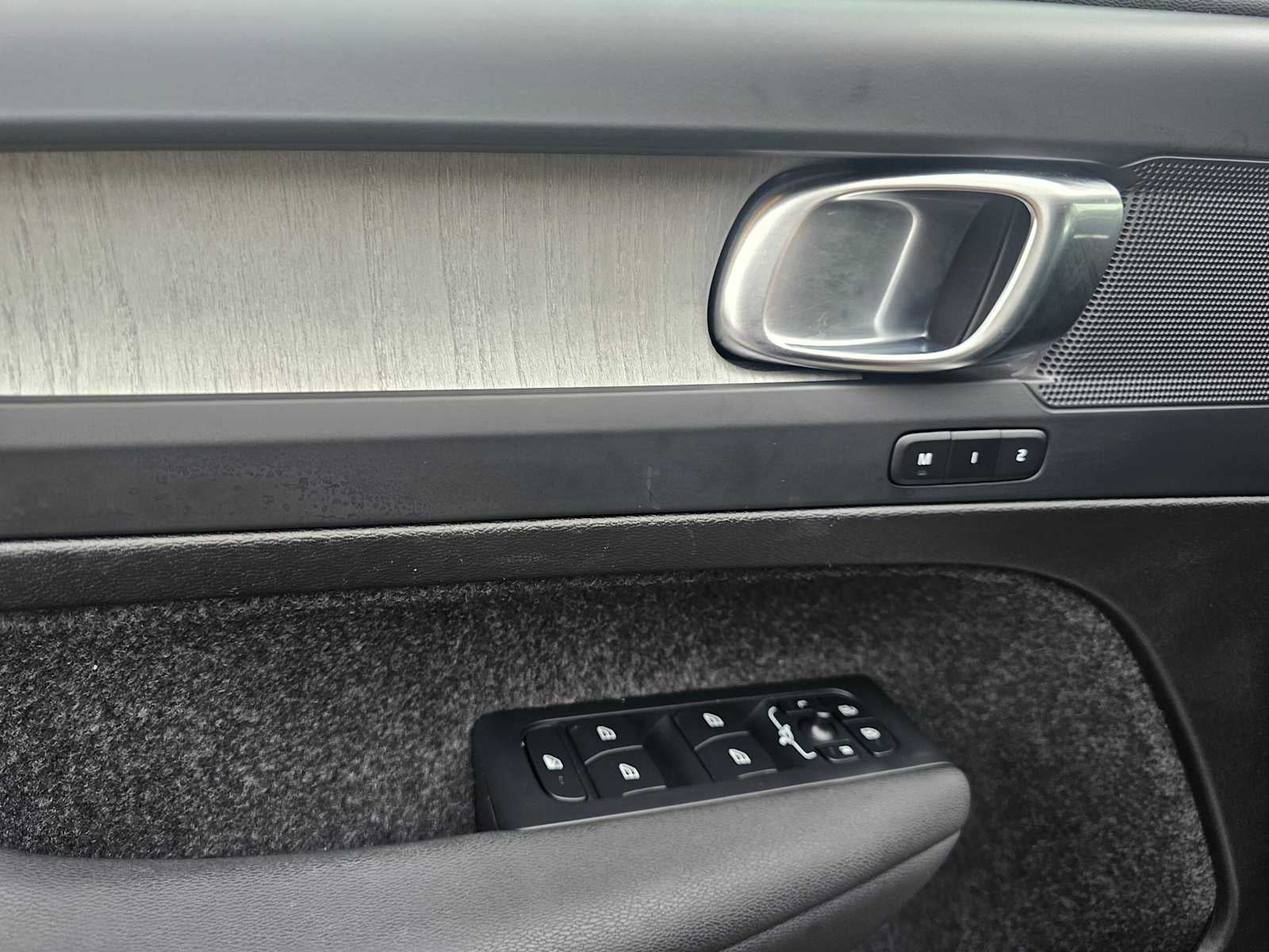 2025 Volvo XC40 Core Bright Theme