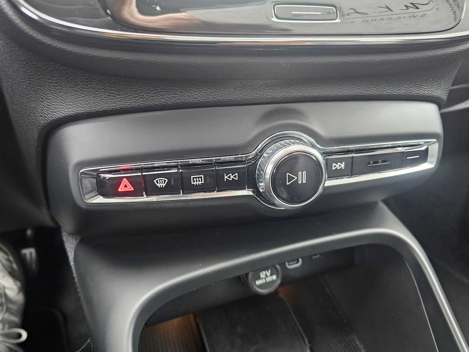 2025 Volvo XC40 Core Bright Theme