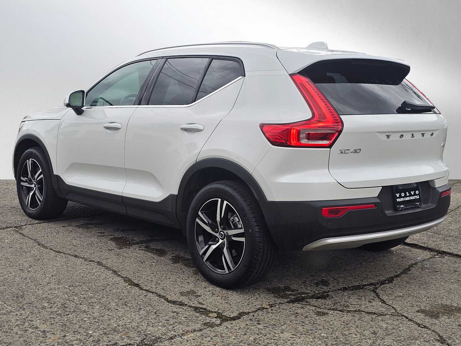 2025 Volvo XC40 Core Bright Theme