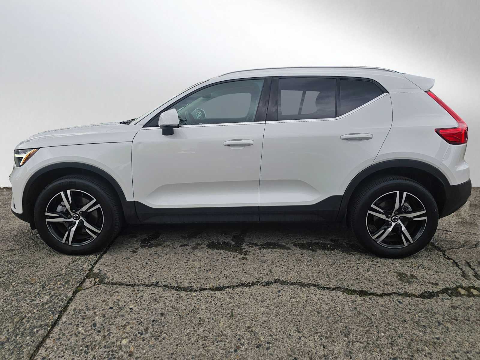 2025 Volvo XC40 Core Bright Theme
