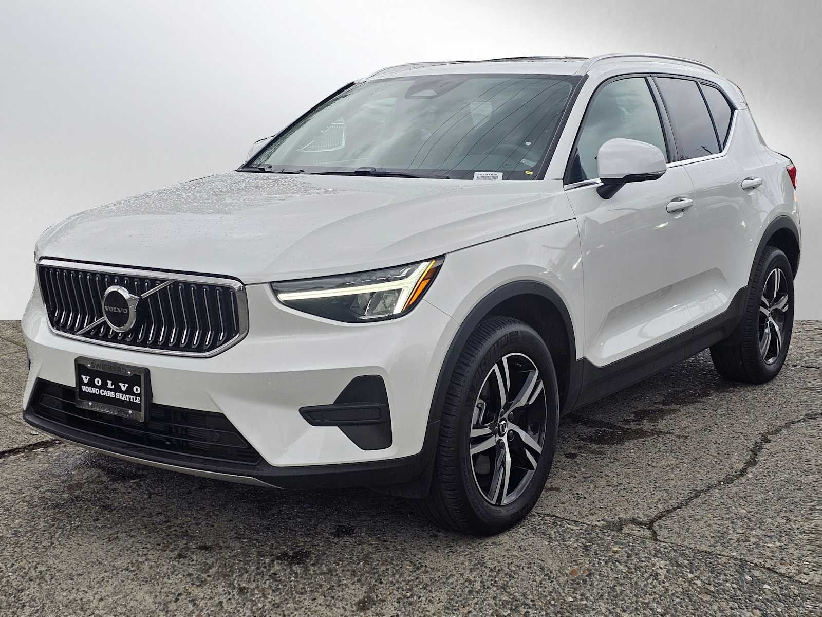 2025 Volvo XC40 Core Bright Theme