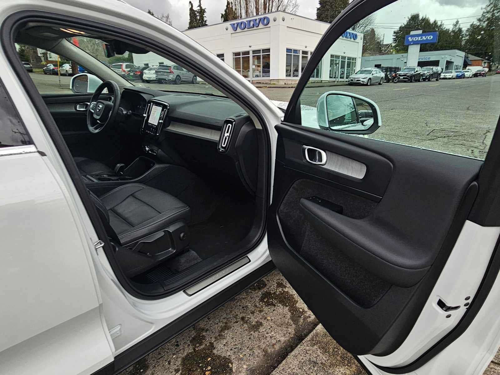 2025 Volvo XC40 Core Bright Theme