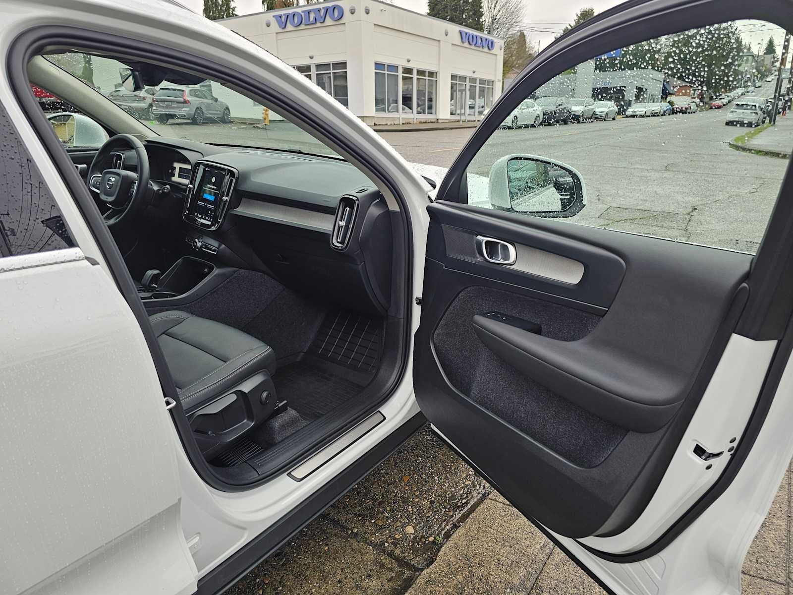 2025 Volvo XC40 Core Bright Theme