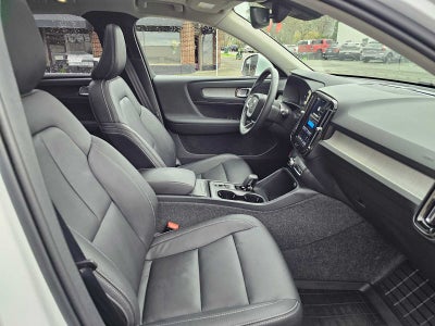 2025 Volvo XC40 Core Bright Theme