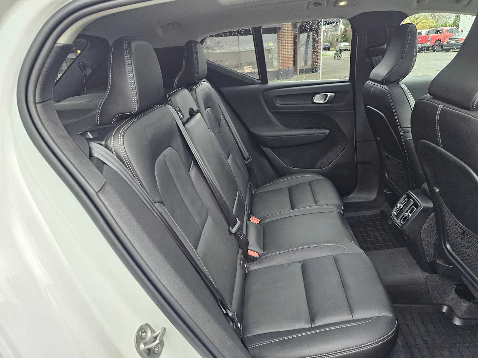 2025 Volvo XC40 Core Bright Theme