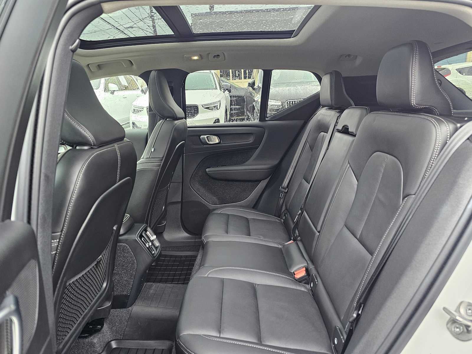 2025 Volvo XC40 Core Bright Theme