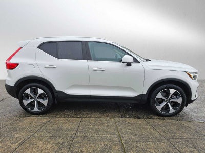 2025 Volvo XC40 Core Bright Theme