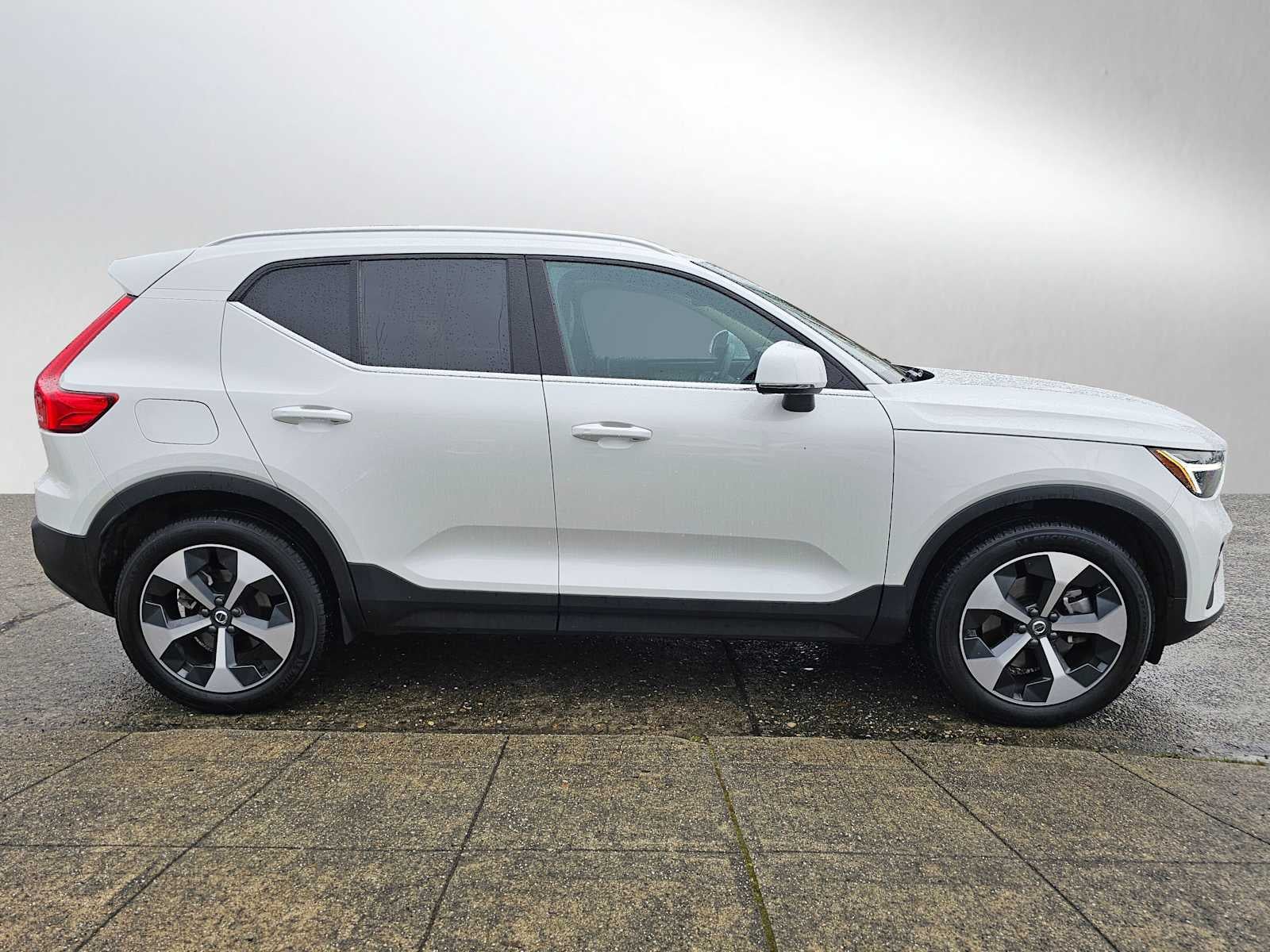 2025 Volvo XC40 Core Bright Theme