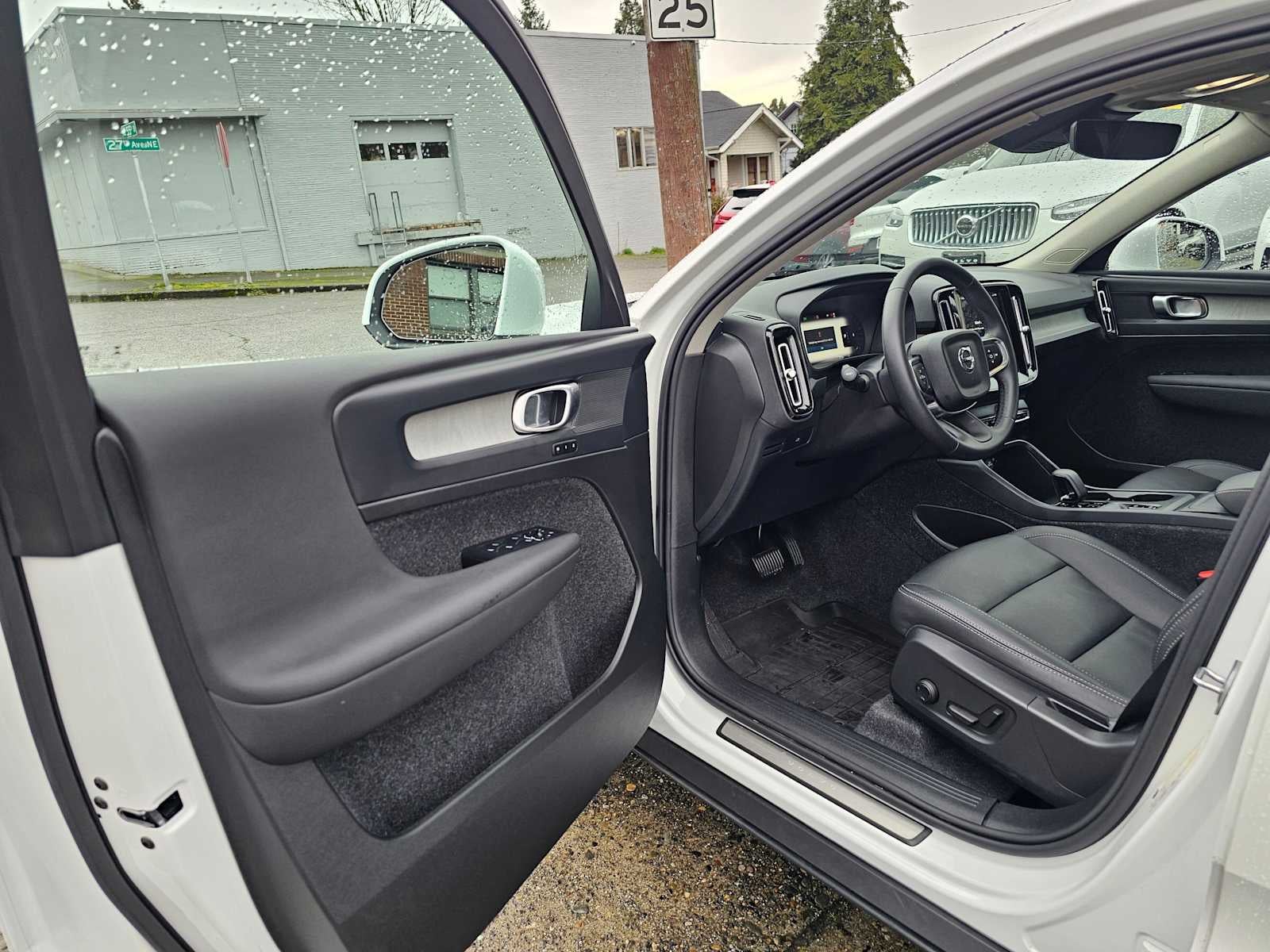 2025 Volvo XC40 Core Bright Theme