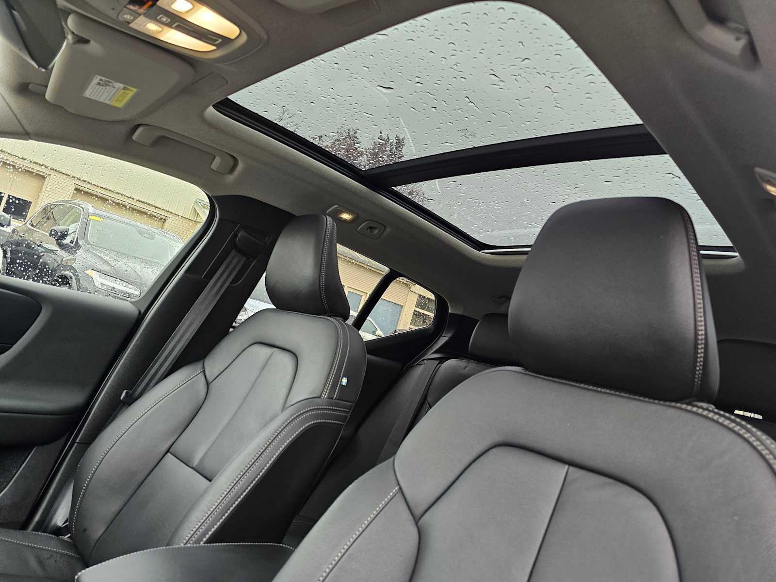 2025 Volvo XC40 Core Bright Theme