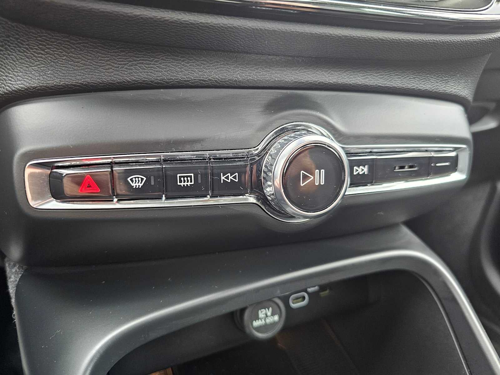 2025 Volvo XC40 Core Bright Theme