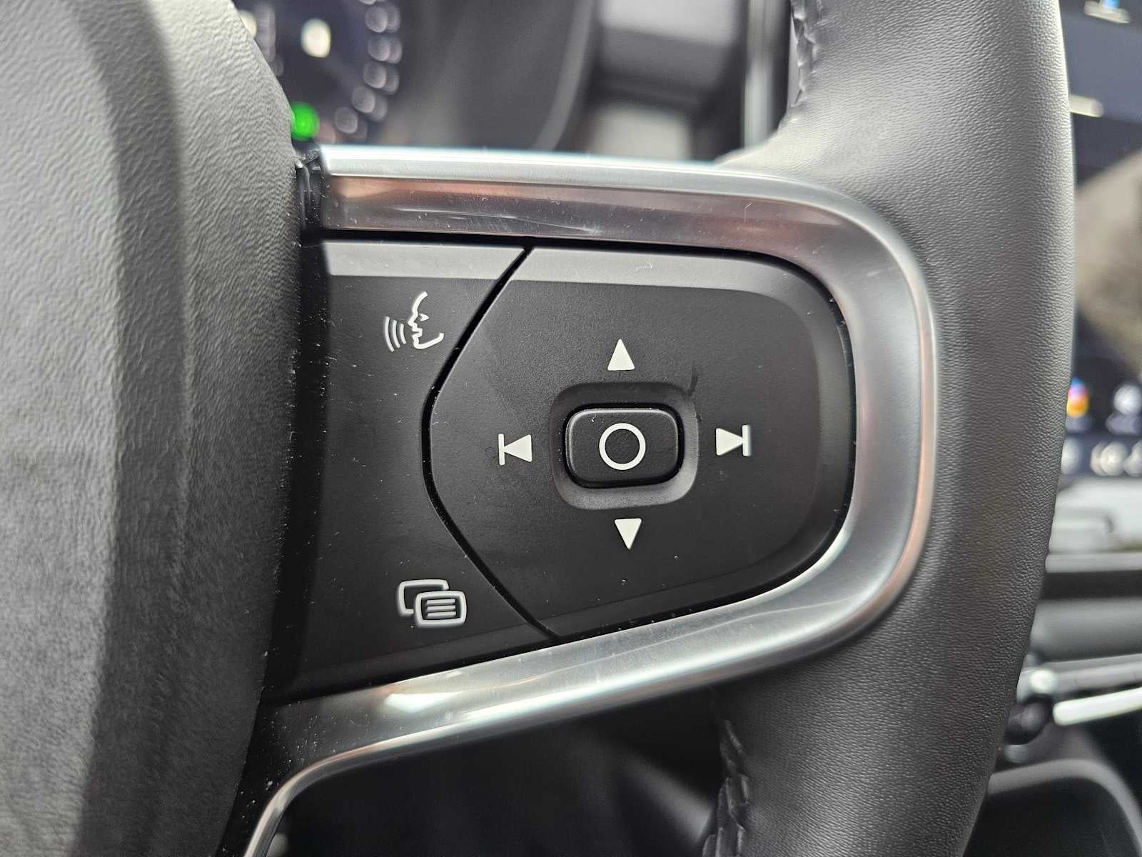 2025 Volvo XC40 Core Bright Theme