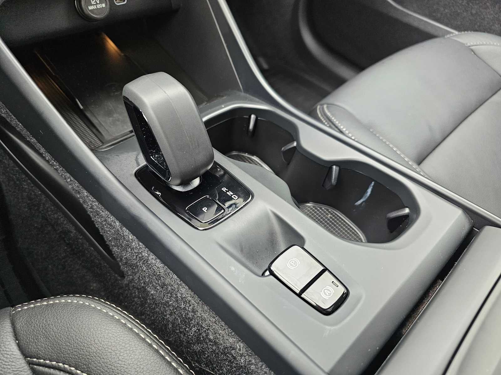 2025 Volvo XC40 Core Bright Theme