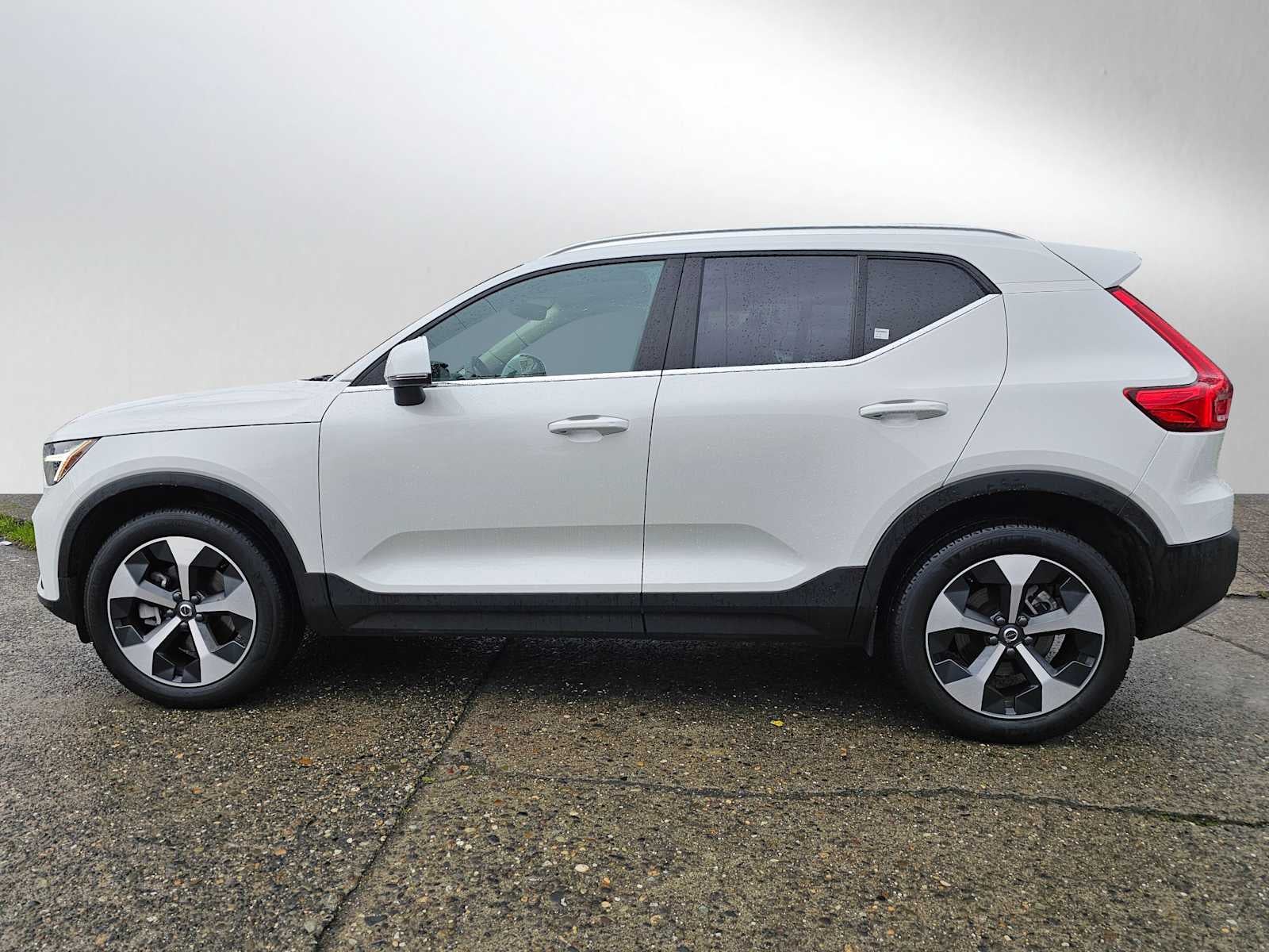 2025 Volvo XC40 Core Bright Theme