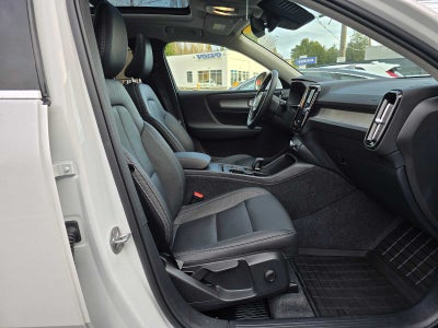 2025 Volvo XC40 Core Bright Theme