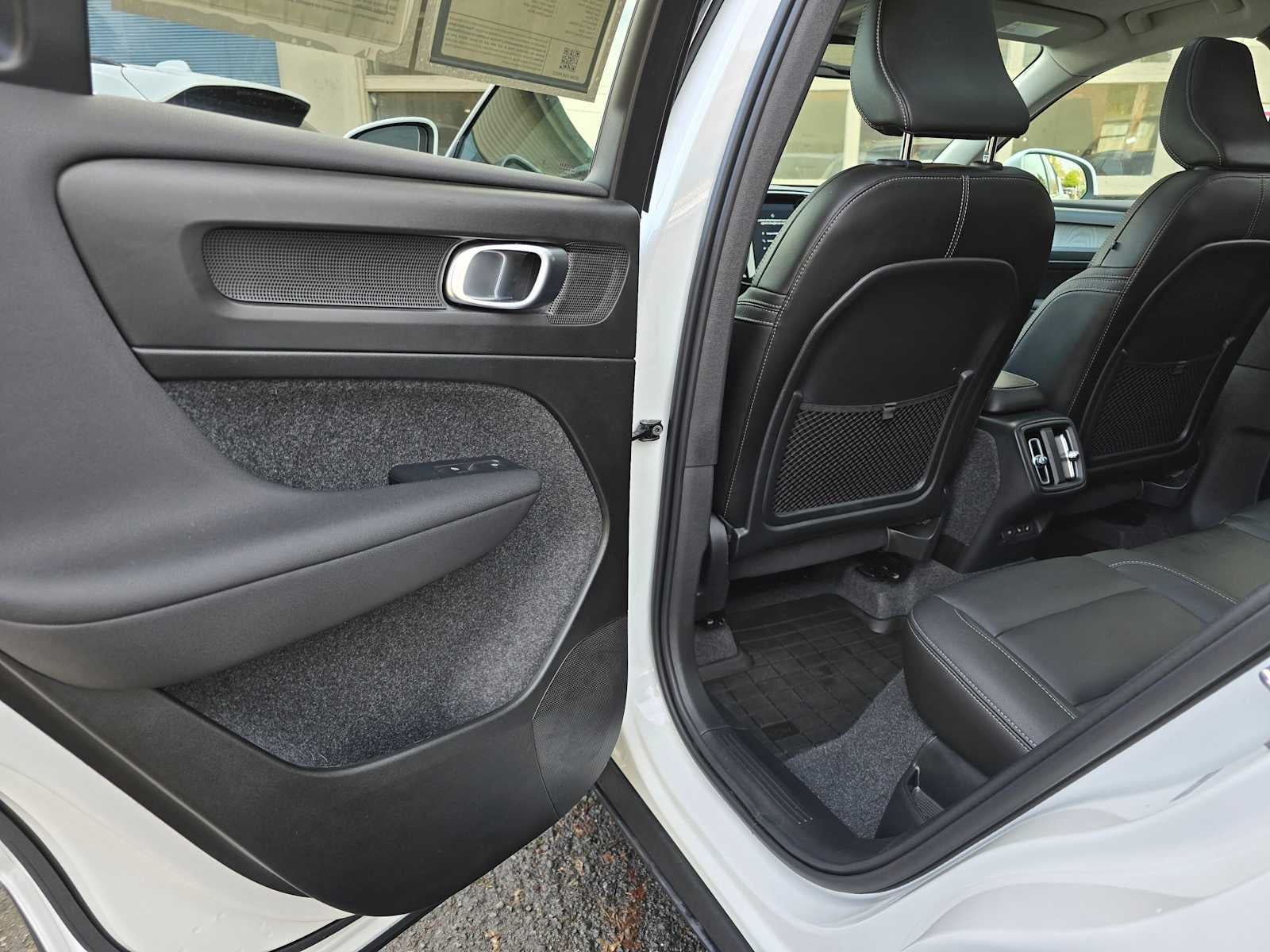 2025 Volvo XC40 Core Bright Theme