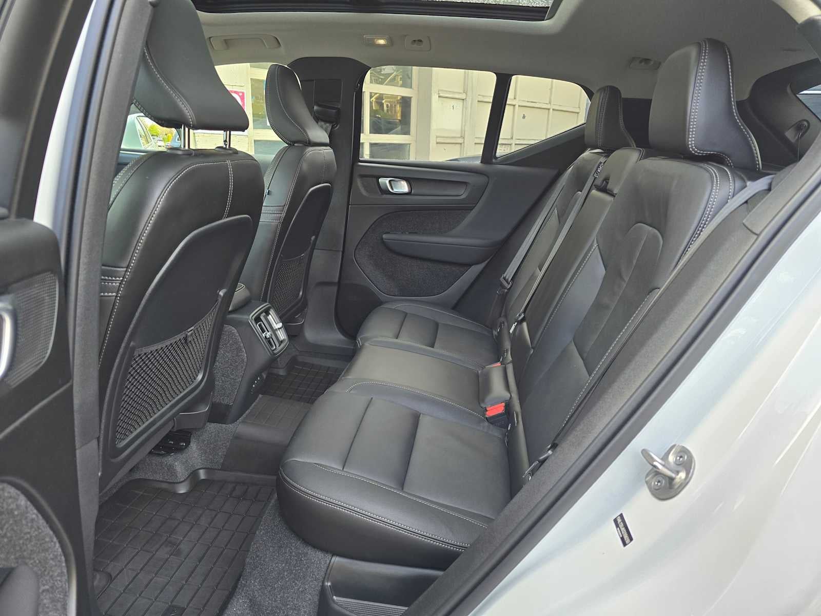 2025 Volvo XC40 Core Bright Theme