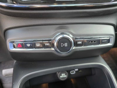 2025 Volvo XC40 Core Bright Theme