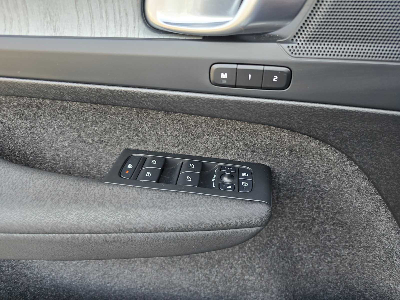 2025 Volvo XC40 Core Bright Theme